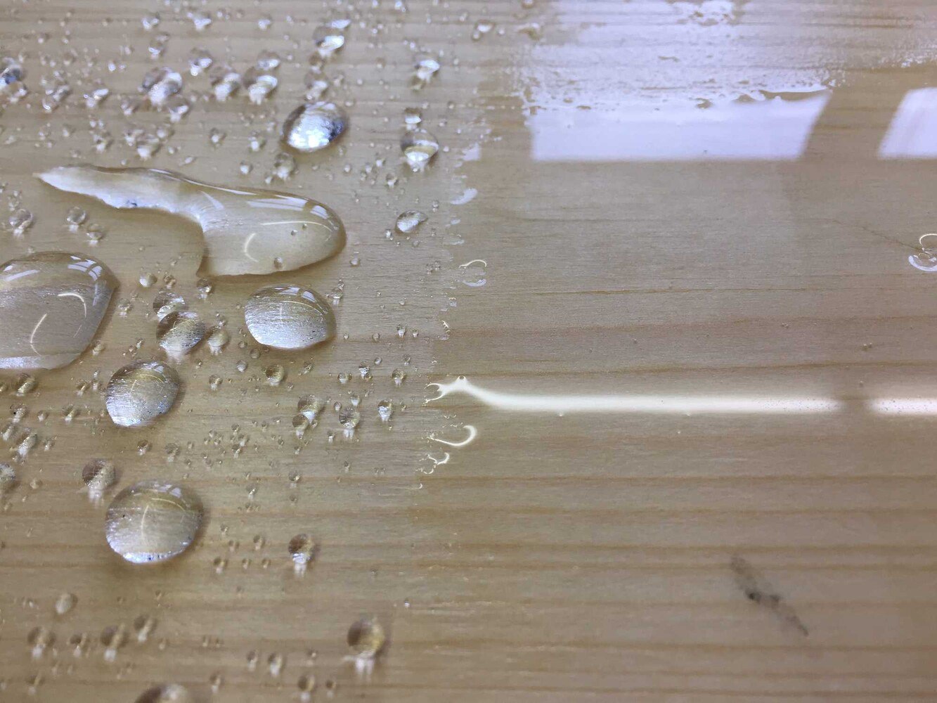 Mit Nano-Technologie funktioniert die neuartige Beschichtung redstone Secco Protect Holz.