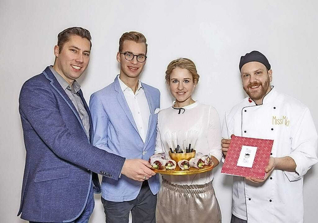 v.l. bei der Eröffnung: Jürgen Tabauer, Landesvorsitzender WKW Junge Wirtschaft, Betreiberpaar Sebastian Jilly und Anna Kleindienst und Stefan Trautsch, Culinary Designer von Miss Maki