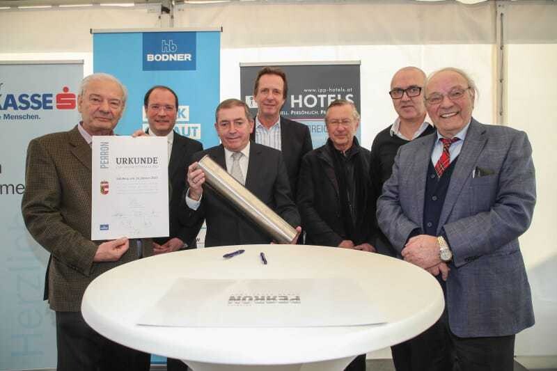 Bei der Unterzeichnung der Projekturkunde v.l. Helmut Bodner, Thomas Bodner, Bgm. Heinz Schaden, Stadtrat Johann Padutsch, die Architekten Heinz Lang und Gerhard Sailer sowie Hans Bodner