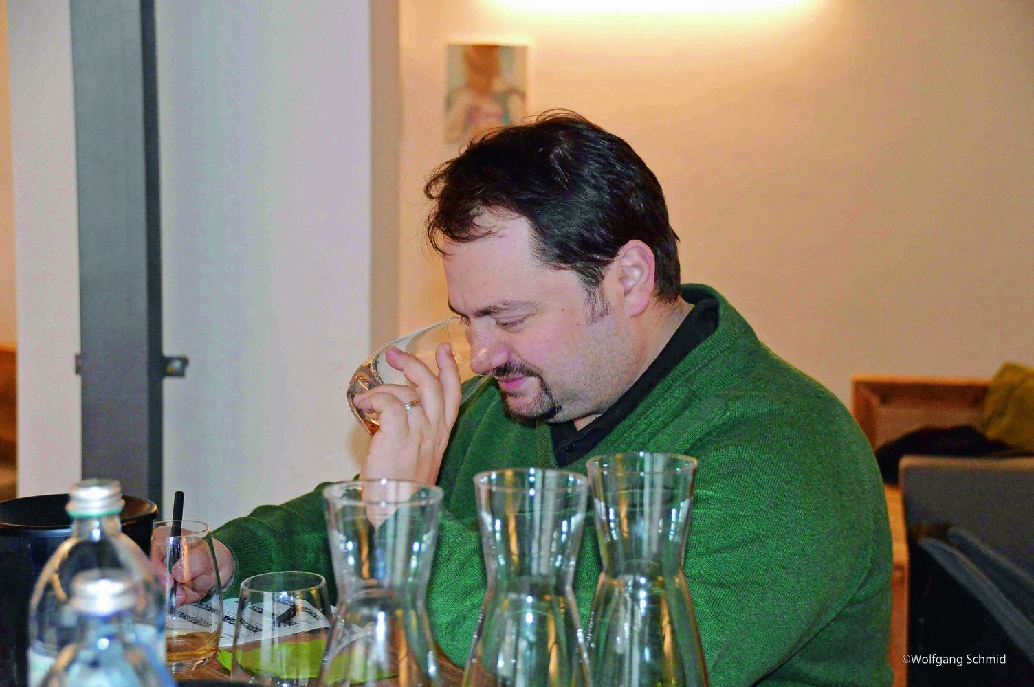 © Wolfgang Schmid Riechen, schmecken, schreiben: Spirituosen-Kenner Erhard Ruthner im Verkost-Einsatz.