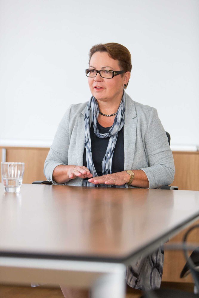 „Wenn unsere Versicherungsnehmer steigende Verzüge melden, dann ist das für uns ein wichtiger Indikator für die zukünftige Entwicklung eines Landes“, erklärt Karolina Offterdinger, Vorstand der OeKB Versicherung.
