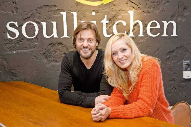 © Soulkitchen Doris und Heiner Raschhofer stehen hinter Soulkitchen in Salzburg.