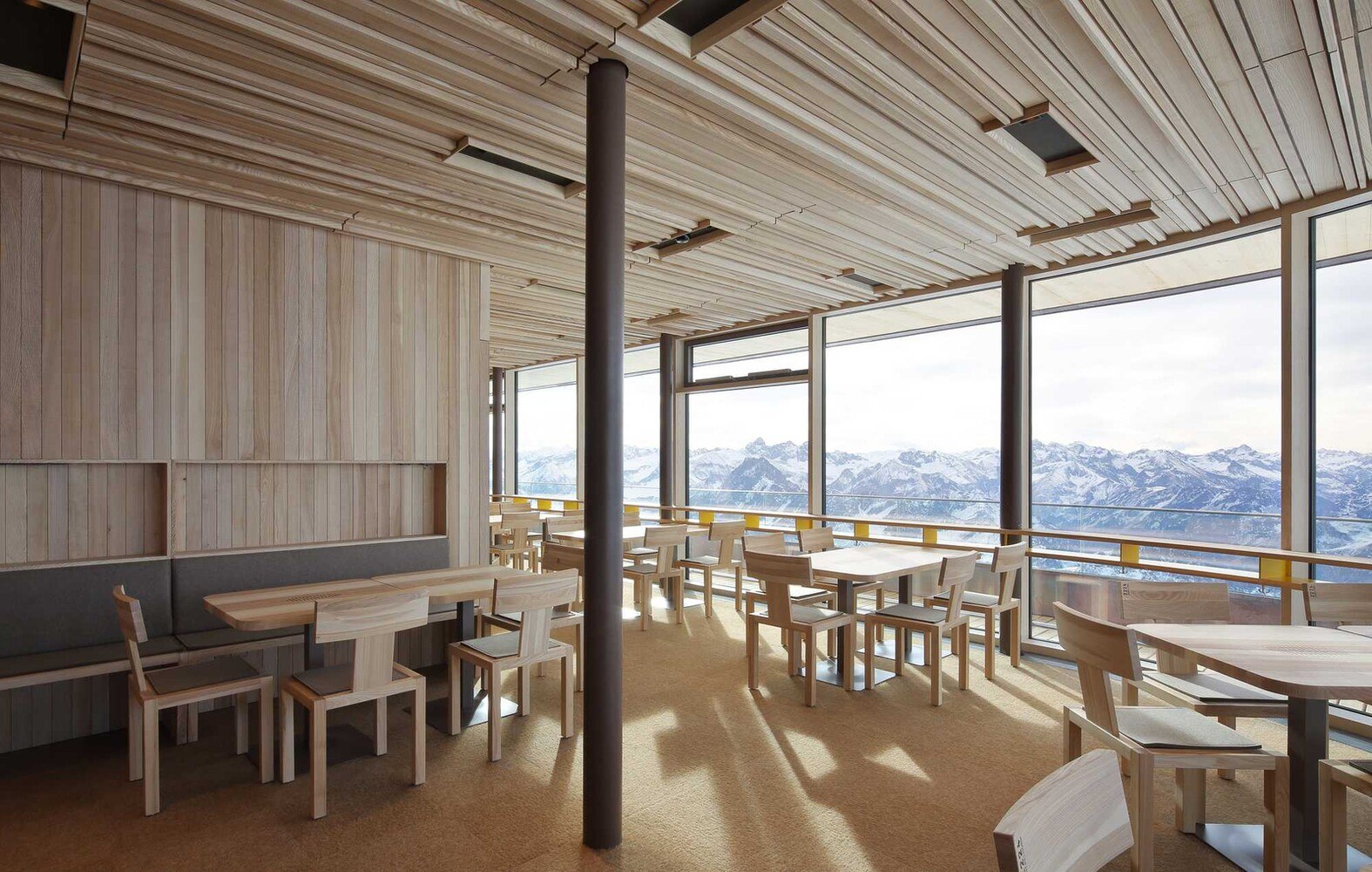 © RADON photography/Norman Radon Sonderanfertigung mit individuellen Details: In die Rückenlehne ist der Schriftzug „2224 Nebelhorn“ eingefräst.