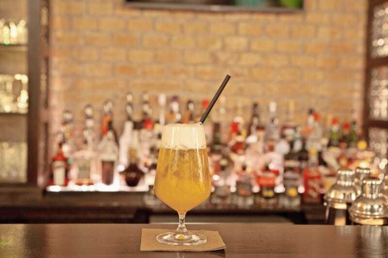 © Alexander Grübling „Mango Loves Beer“ – in der Entwicklung des Rezepts ein echter Problemcocktail. Aber jetzt ist er perfekt. Wichtig: Auf die Eismenge kommt es an.