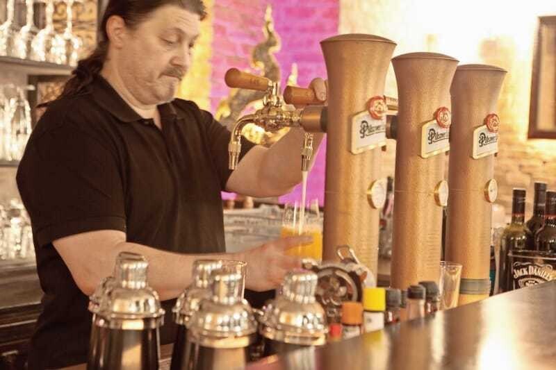 © Alexander Grübling Alfred Greiner in „Timo’s Living Room“. Für seine Cocktails verwendet der Wiener Gastronom Pilsner Urquell und das dunkle Velkopopovický Kozel.