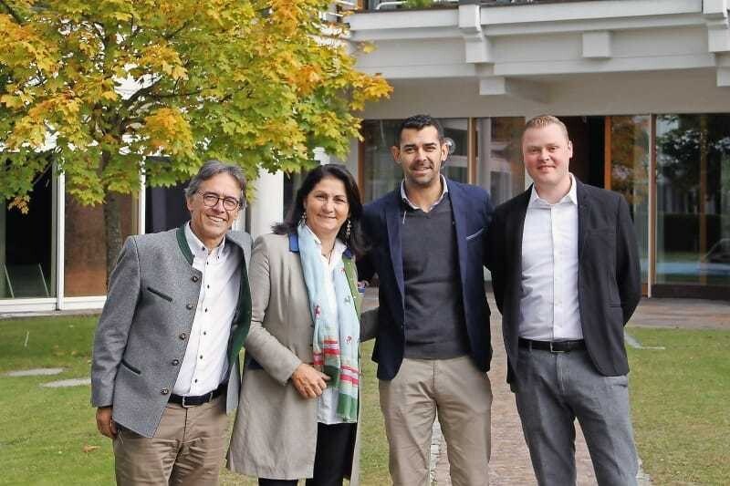 Familie Albrecht mit Senior Alois und Gattin Regina, Alois Albrecht jun. (v. l.  n. r.) und Krumers Alpine Resort & Spa Direktor Marc Schlieper (r.).