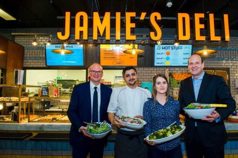 Julian Jäger (Vorstand Flughafen Wien), Dean McClumpha (Development Chef Jamie Oliver Restaurant Group), Laura Godsman (International Project Manager Jamie Oliver Restaurant Group), Jan-Henrik Andersson (CCO von SSP DACH).