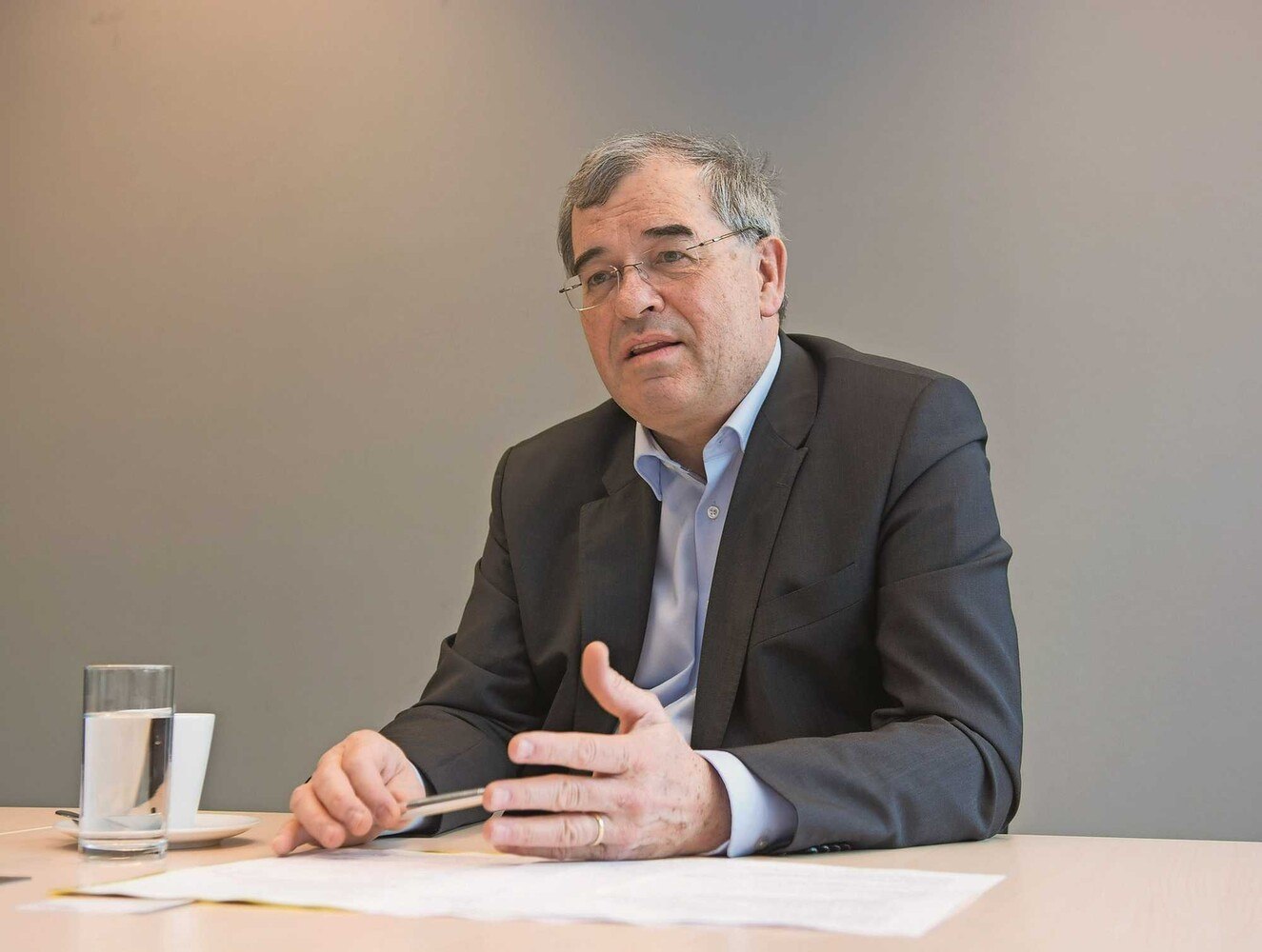 © PHILIPP BEDNAR Rudolf Mörk-Mörkenstein ist Ziviltechniker, Sachverständiger und Ingenieurkonsulent für Elektrotechnik. Als Geschäftsführer des Institutes für Elektrotechnik und Sicherheitswesen berät er Industriebetriebe und Werkstätten im sicheren Umgang mit Hochvoltsystemen.