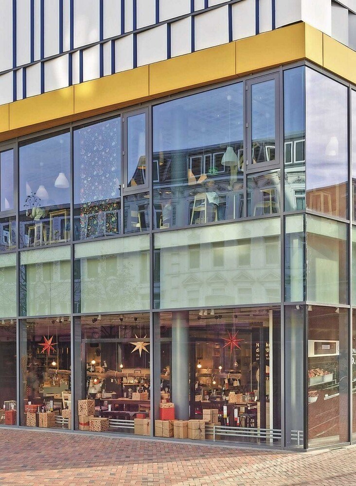 In Hamburg-Altona steht die deutschlandweit einzige Ikea-Filiale mitten in einer Fußgängerzone. Bei der Sanierung wurde die Schaufenstervergalsung komplett ausgetauscht. Für transparente Warenpräsentation sorgt im Erdgeschoss das ebenfalls „SGG Vision-Lite“. Zur Einbruchhemmung kam die Ausführung als Verbundsicherheitsglas „Stadip Protect“ zum Einsatz.