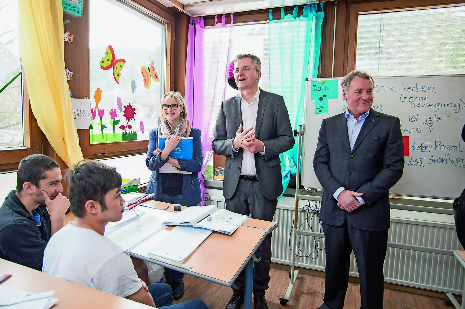 Lehrerin Julia Hödl, Projektleiter Josef Missethon und der steirische Landesinnungsmeister Bau, Alexander Pongratz, in einer der beiden Klassen.