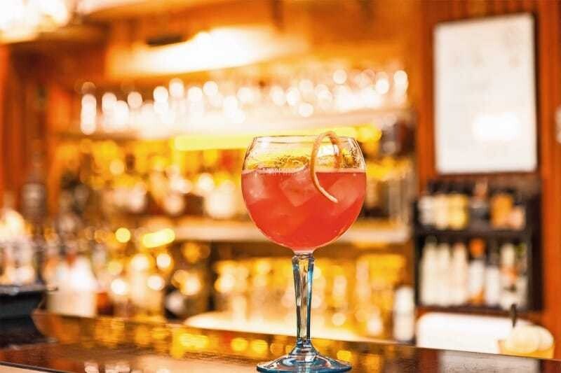 Ruby Sunshine by Tom Sipos für die ÖGZ: 4 cl Bombay Sapphire Gin, 1,5 cl frischer Zitronensaft, 1 cl Zuckersirup, 8 cl Red Bull Pink Grapefruit, Fill Schlumberger, Brut Ballonglas / Im Gästeglas zubereitet / Garn: Grapefruitspirale