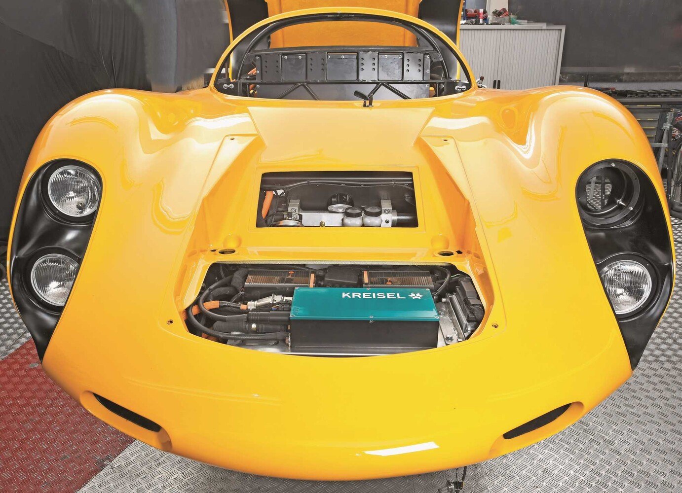 Für eine Million Euro kann man sich mit dem Evex 910 rein elektrisch auf über über 300 Sachen beschleunigen.