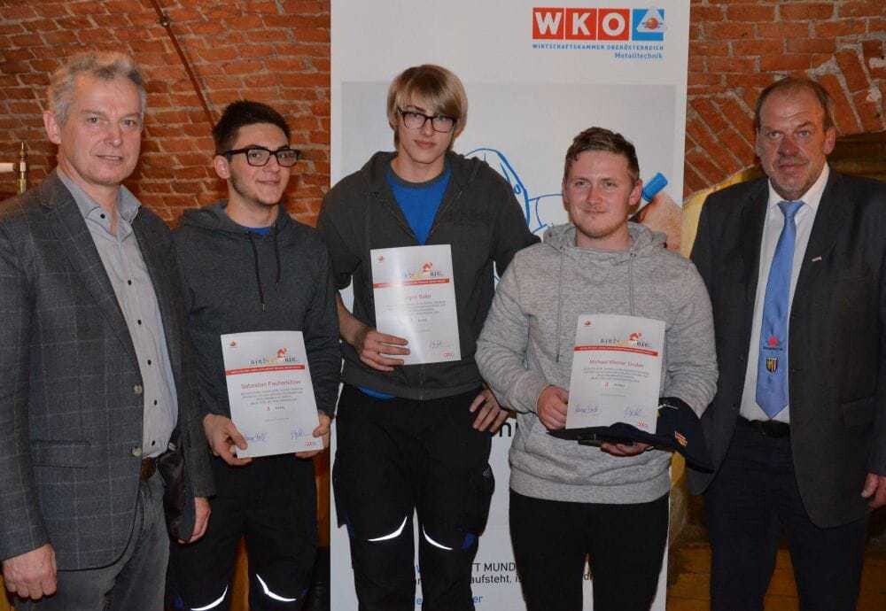 Lehrlingssieger Maschinenbautechnik: v.l.n.r.: Spartenobmann-Stv. KommR Gerhard Spitzbart, Sebastian Fischerlehner (2.), Jürgen Baier (1.), Michael Werner Gruber (3.) mit LIM Fritz Danner.