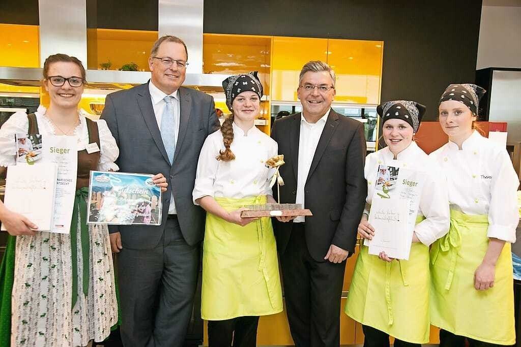 Strahlende Sieger: die Schülerinnen der LFS Bruck. Im Bild v.l.: Martina Prommegger, Miele-Geschäftsführer Martin Melzer, Elisabeth Rattensberger, Obmann des Salzburger Agrar Marketing LR Josef Schwaiger, Anna Edenhauser und Theresa Rohrmoser.