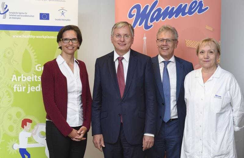 © Manner v.l.n.r: Manner HR Managerin Eva Hipfinger; Bundesminister Alois Stöger, Manner Finanzvorstand Albin Hahn und Manner Betriebsrätin Gerda Clementi