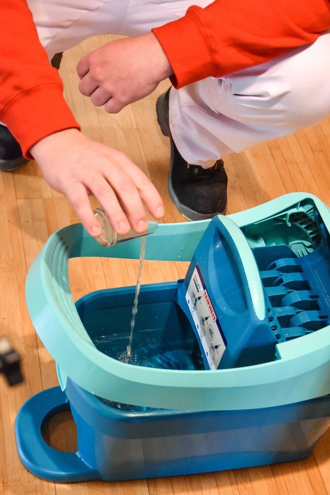 Die Seife wird im Verhältnis 1:100 in lau-warmes Wasser eingemischt.