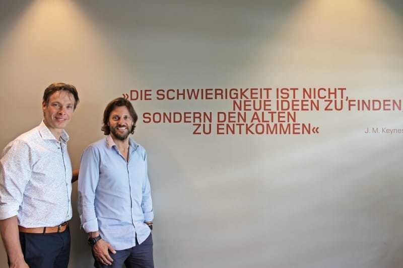 © Vierich Thomas Sykora (li.) neben Hannes Raschhofer: „Ich kenne kaum eine Branche, die so komplex ist wie die Gastronomie.“