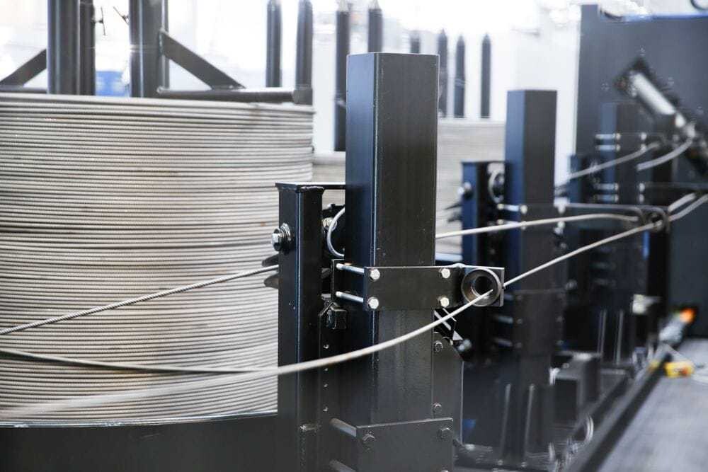 © Messe Düsseldorf/C.Tillmann Hochleistungsdraht ist nicht nur in der Automobilindustrie die Grundlage für eine Reihe von Hightech-Produkten wie Federn, Schrauben oder Metallgitter.