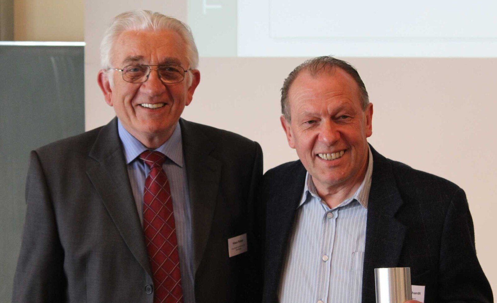© Klaus Raiser GmbH & Co. KG Einen Ehrenpreis erhielt Rudolf Reinhardt (rechts) – im Bild mit Klaus Raiser (links) – für zahlreiche innovative Reibschweißlösungen für Bauteile. Seine bedeutendste Entwicklung ist das aufgleitende Reibschweißen.