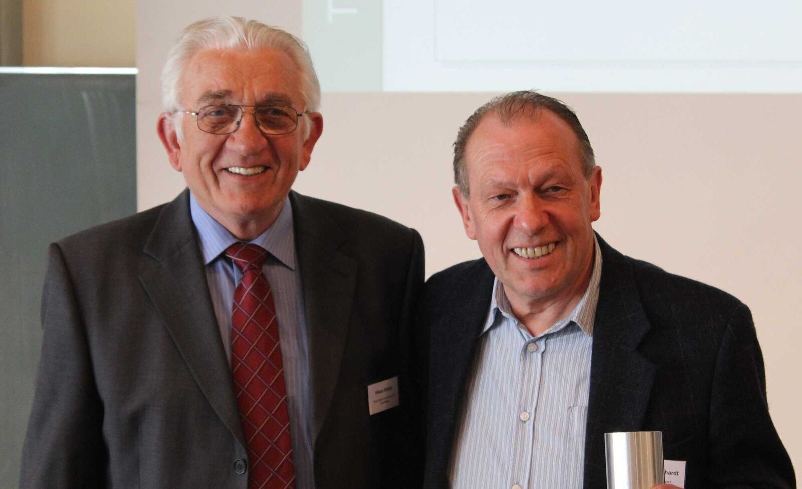 Einen Ehrenpreis erhielt Rudolf Reinhardt (rechts) – im Bild mit Klaus Raiser (links) – für zahlreiche innovative Reibschweißlösungen für Bauteile. Seine bedeutendste Entwicklung ist das aufgleitende Reibschweißen.