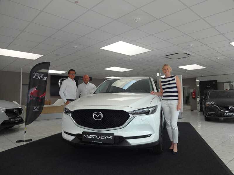 Der neue CX-5 mit GF Paul Schweighofer, Mazda-Markenleiter Wolfgang Winkler und Verena Robinson. (v.l.)