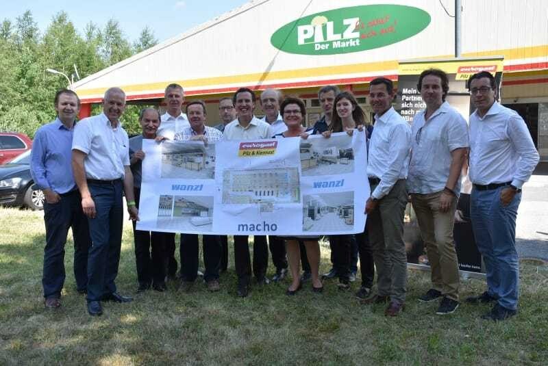 v.li.: Martin Pilz, Gerhard Macho, Vizebürgermeister Hubert Hauer, Thomas Böhm, Franz Höllrigl, Michael Prinz, Alexander Kiennast, Herbert Pilz, Bgm. Helga Rosenmayer, STR Martin Preis, Verena Pilz, Bezirkshauptmann Stefan Grusch, STR Alexander Berger, Leopold Kaufmann