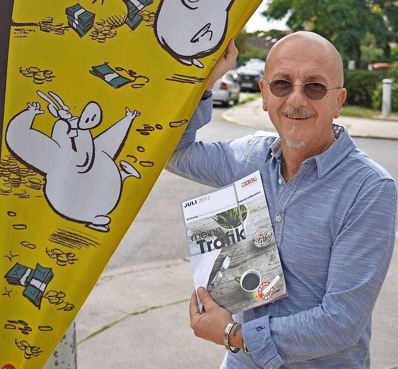 Andreas Schiefer mit der ersten Ausgabe seines „Newsletters aus Papier“, der künftig mehrfach  jährlich an die Wiener Trafikanten ausgesendet werden soll.