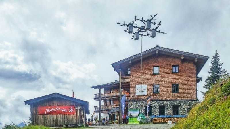 Die Transportdrohne fliegt ohne Sichtkontakt und liefert punktgenau Lasten ab. Beim Testflug wurde die Pinzgauer Hütte bei Zell am See angesteuert.