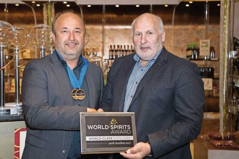 Gerhard Maass (links) mit World-Spirits-Organisator Wolfram Ortner. Maas wurde bei den World Spirits Awards 2017 mit einem World Spirit Award und als Distillery of the Year Gold 2017 ausgezeichnet. Für die eingereichten Whiskys gab es jeweils Doppelgold sowie Gold für Gin by Maas und die Edelbrände Wildkirsche, Orangenmuskateller, ­Marille und Enzian.