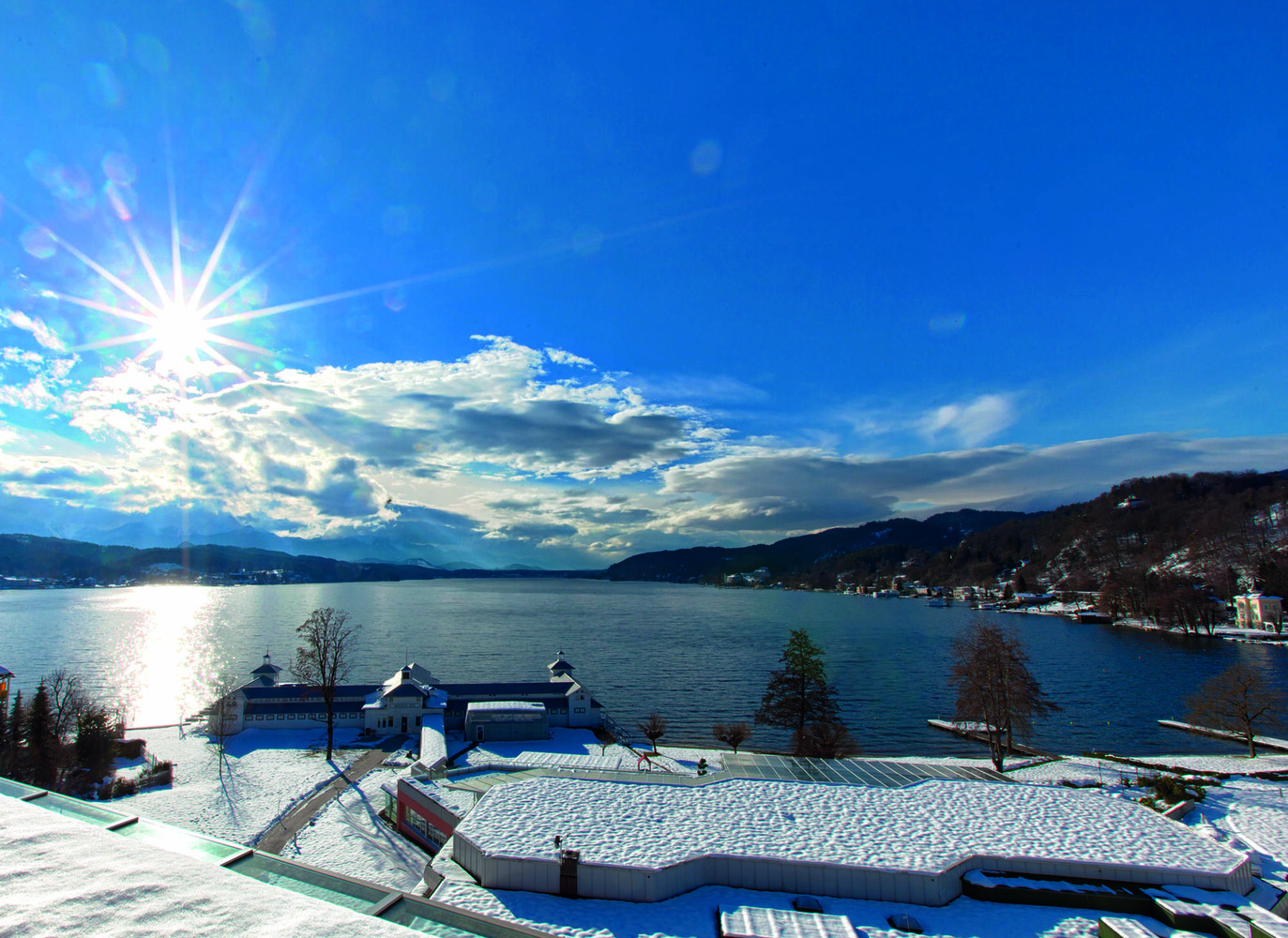 Blick von Werzer’s Hotel Resort auf Wörthersee und Badehaus – im Winter.