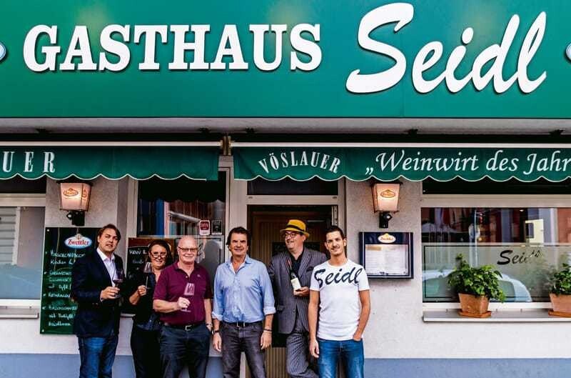 © Wolfgang Schmid Nach getaner Verkosterarbeit: Jason Turner, Sylvie Hütter, Reinhard Bachmayer, Franz Seidl, ÖGZ-Autor Roland Graf und Thomas Seidl.