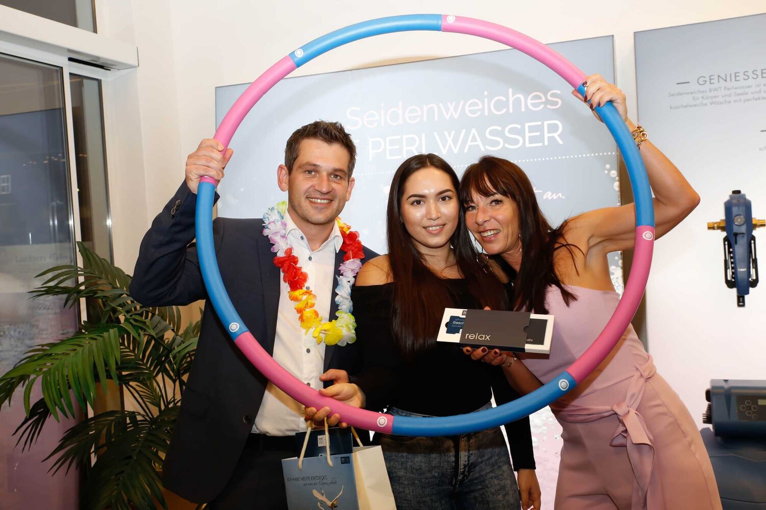 Alexander Schmeikal, ÖAG Verkaufsleiter Österreich (links) und BäderCenter-Leiterin Isabella Seywald (rechts) mit der Hula Hoop Contest Gewinnerin.