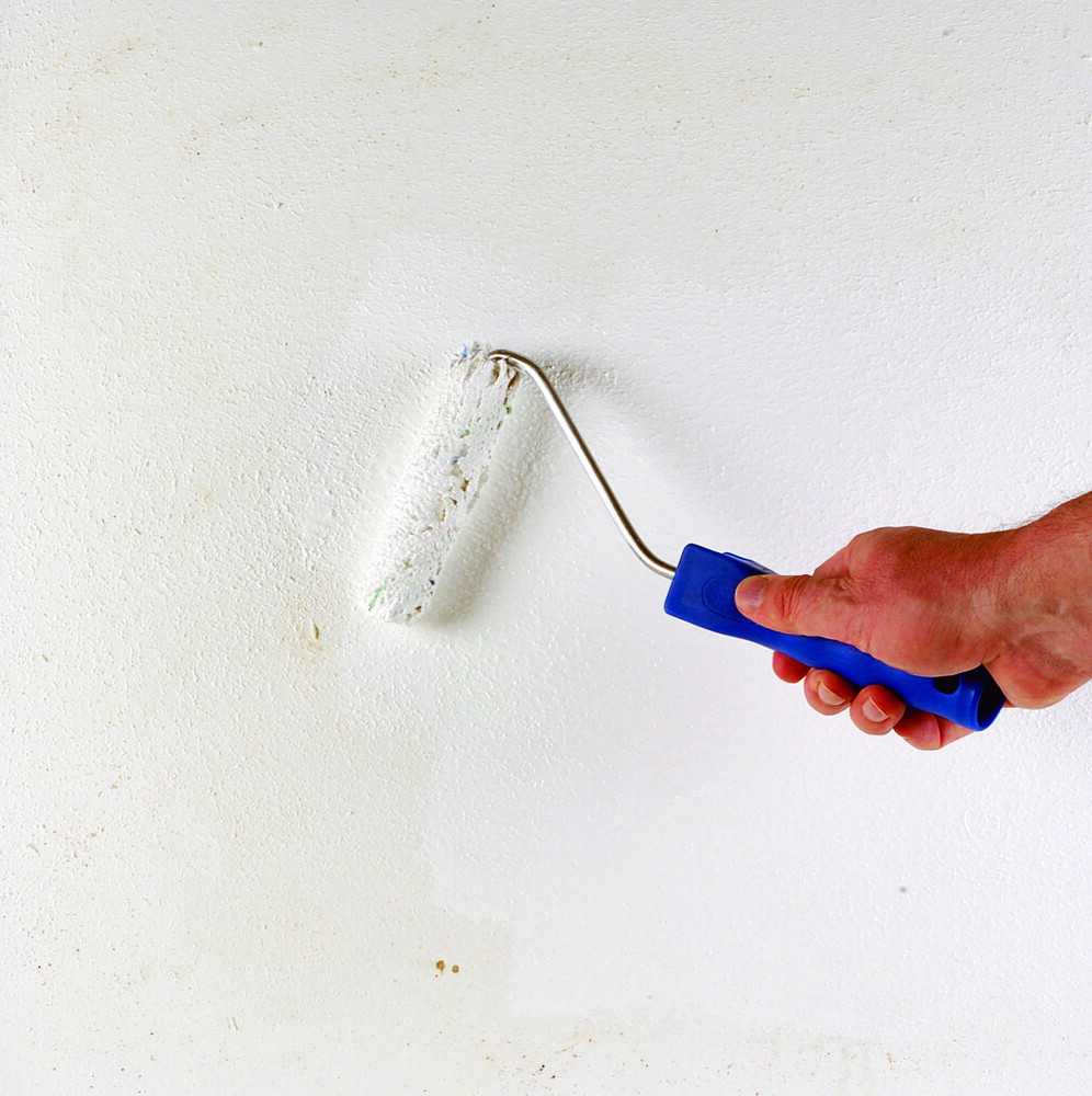 Nach der Anti-Schimmel-Behandlung erhält die Wand mit den Aviva-Wandfarben von Adler wieder ihr strahlendes Weiß zurück.