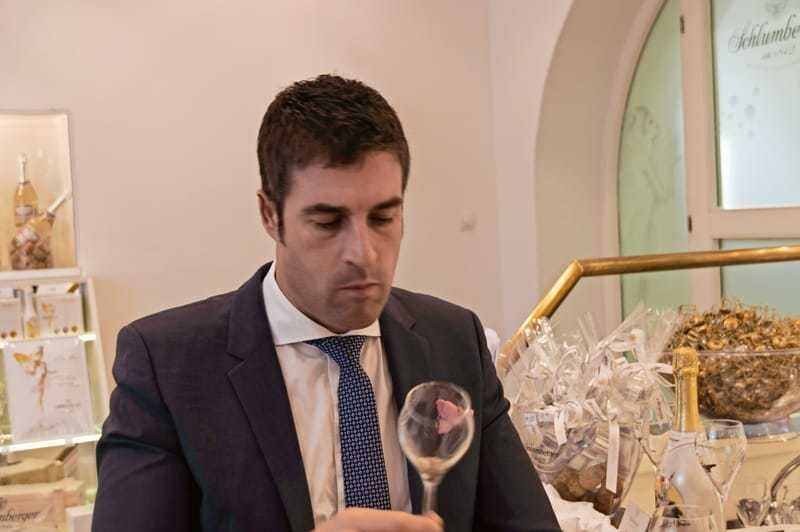 Champagner unter der Lupe: Eugen ­Lamprecht beim Verkosten.