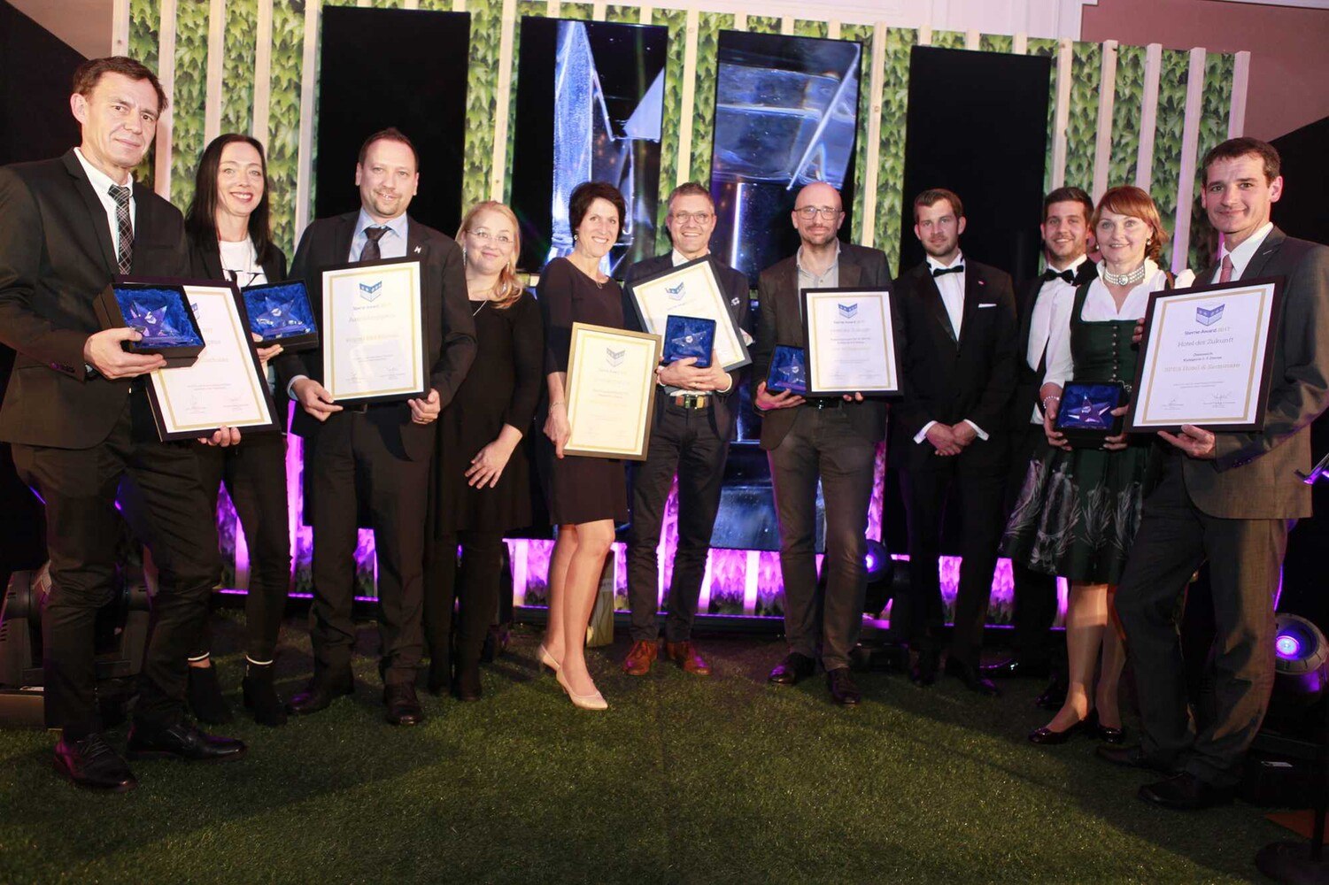 Alle Sieger, von links: Hochschober (Peter Tschuschnig) Dagmar Behnisch, Thomas Scheuchl, Michaela Walzl (Rognerbad Bad Blumau), Nadja Blumenkamp (Rupertus), Georg Maier (Hotel zur Post), Roman Mayrhofer (Der Wilhelmshof), Florian Mayer, Mario Pabst (Dachsteinkönig), Lisa Losbichler, Johannes Brandl (SPES); nicht im Foto: Panoramagasthof Kristberg (Sonderpreis der Jury)