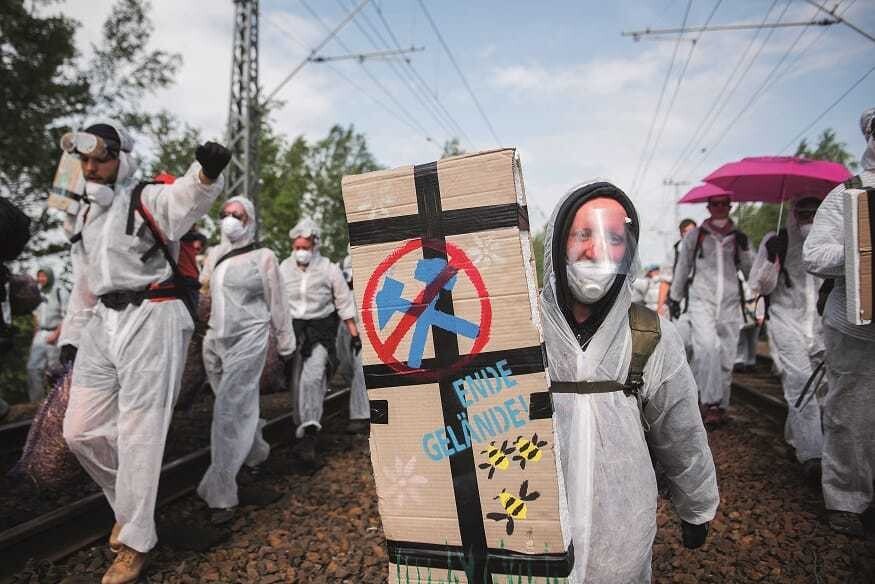 Die Aktion „Ende Gelände“ ist Teil der weltweiten Kampagne „Break Free from Fossil Fuels“ gegen fossile Energien.