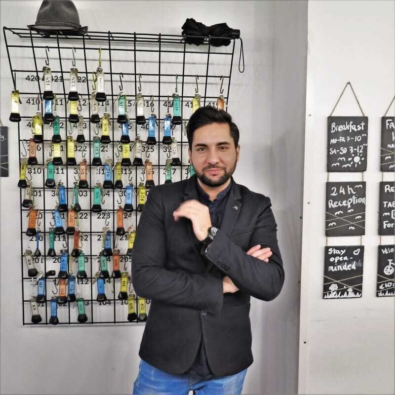 Rezeptionskraft Omid träumt von einer Hotel-Karriere.