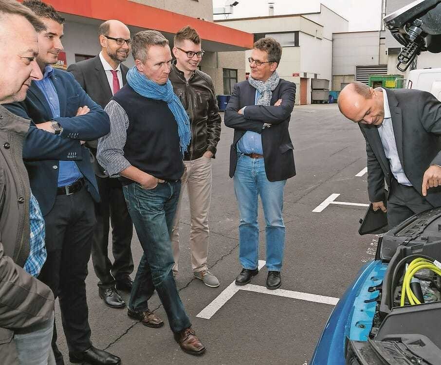 © KFZ wirtschaft Fachjournalisten aus Österreich und Deutschland während eines Vortrags, bei der Werksführung und einem Einblick in die Bordelektronik des BMW i3. Die Blei-Säure-Batterie war omnipräsent.