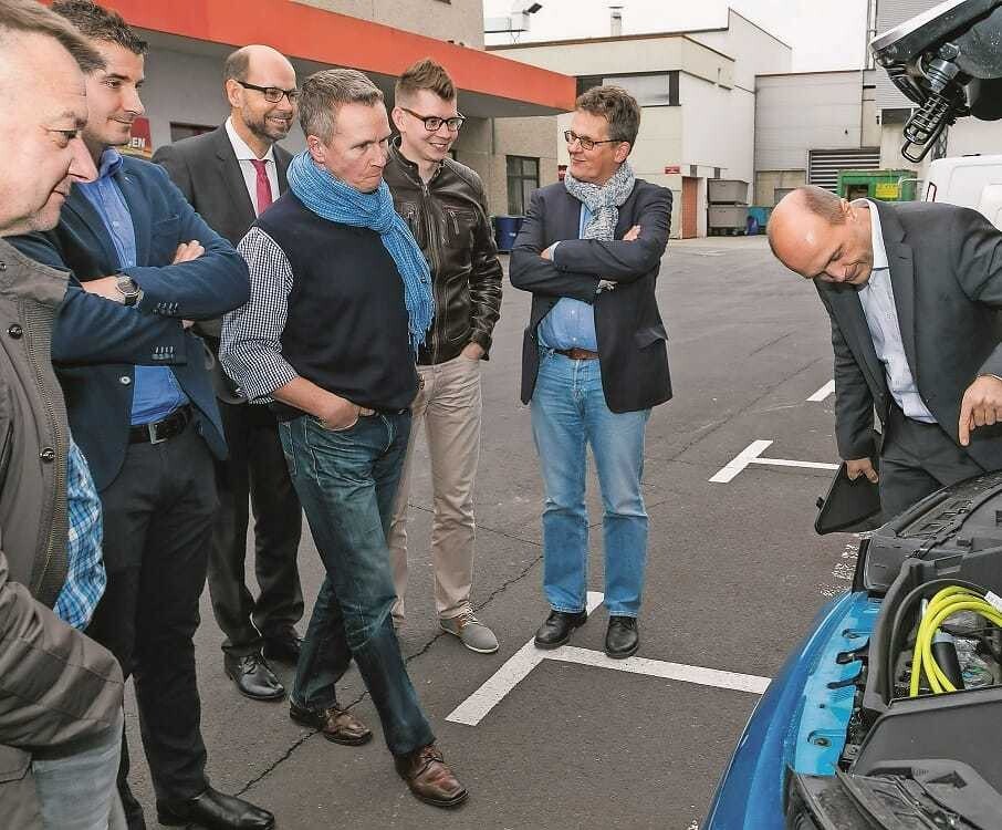 Fachjournalisten aus Österreich und Deutschland während eines Vortrags, bei der Werksführung und einem Einblick in die Bordelektronik des BMW i3. Die Blei-Säure-Batterie war omnipräsent.