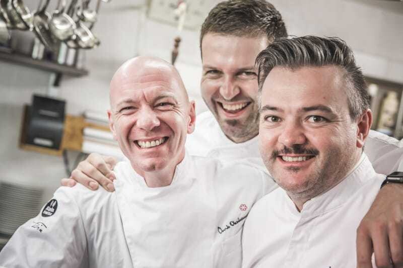 Auf den Skihütten gibt es ausgewählte überlieferte Weihnachtsgerichte. Nachgekocht und verfeinert von den Top-Köchen wie dem Südtiroler Sternekoch Chris Oberhammer, Fernsehkoch Markus Holzer und dem Osttiroler Haubenkoch Josef Mühlmann (v. l. n. r.).