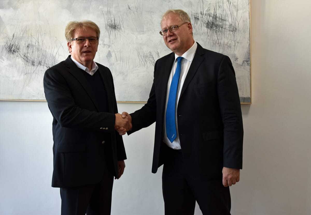 © Scheuch Ligno Scheuch Ligno-Geschäftsführer Alois Burgstaller und Klaus F. Schade, ehemaliger Eigentümer und Geschäftsführer der IPE GmbH .