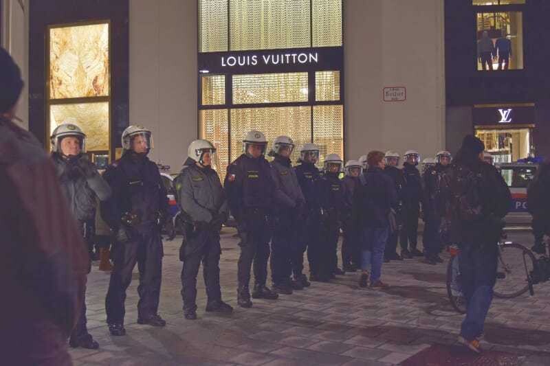 Die Polizei ist laut eigenen Angaben gut vorbereitet. Die Wirtschaftskammer Wien bietet für den Fall der Fälle Unterstützung für von Vandalismus betroffene Betriebe.