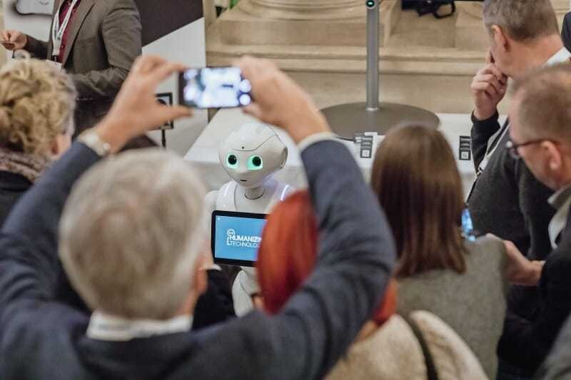 Hingucker beim ÖHV-Kongress: Experten sehen Service-Roboter – im Bild „Pepper“ – auf dem Sprung in die Hotellerie. Die anwesenden Hoteliers waren zum Teil noch skeptisch.