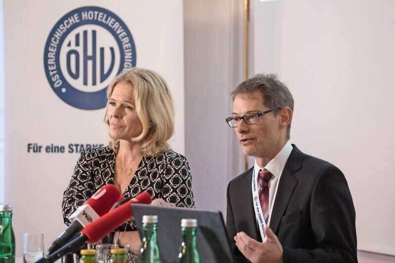 Wifo-Forscher Fritz sieht starke Dynamik beim Anstieg der Arbeitskosten. Hier im Bild mit ÖHV-Präsidentin Michaela Reitterer.