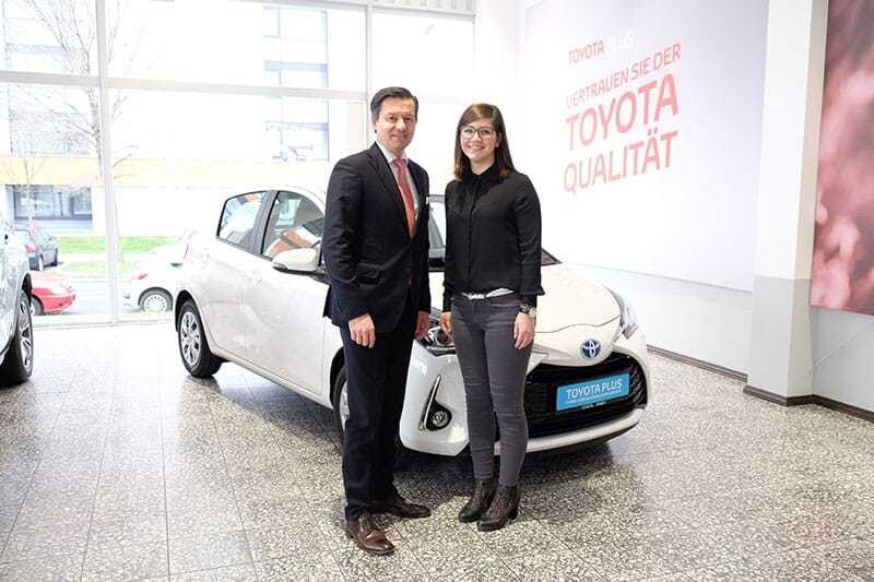 © Peter Seipel Friedrich Frey (GF Toyota Frey) und Lisa Gutlederer (Administration Toyota Wien Nord) geben den Startschuss zum Pilotprojekt Toyota Plus.