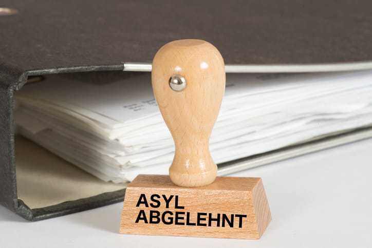 © thinkstock Jedem dritten Lehrling mit Asylverfahren droht die Abschiebung. Über die Frage, ob Integrationsgrad in die Asylbewertung miteinfließen soll, ist eine heftige Diskussion entbrannt.