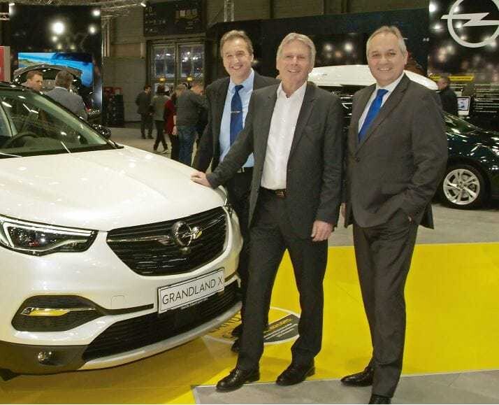 Am Opel-Messestand bei der Vienna Autoshow: Othmar Hofstätter, Manager After Sales Opel Austria (Mitte) mit Wolfgang Stummer, GF Goodyear Dunlop Tires Austria (r.) und Thomas Landl, Verkaufsleiter Autohaus, Goodyear Dunlop Tires Austria (l.)