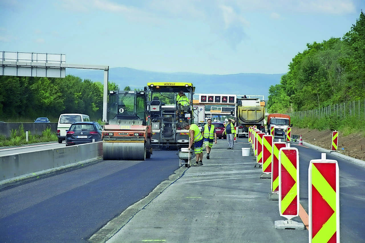 Arbeiten bei sehr enger Verkehrsführung: schwierige Bedingungen, aber auch Alltag im Straßenbau.