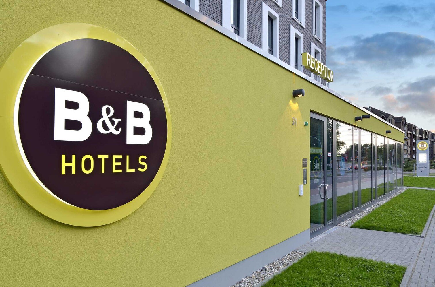 Schlichte Außenfasade eines B&B Hotels.