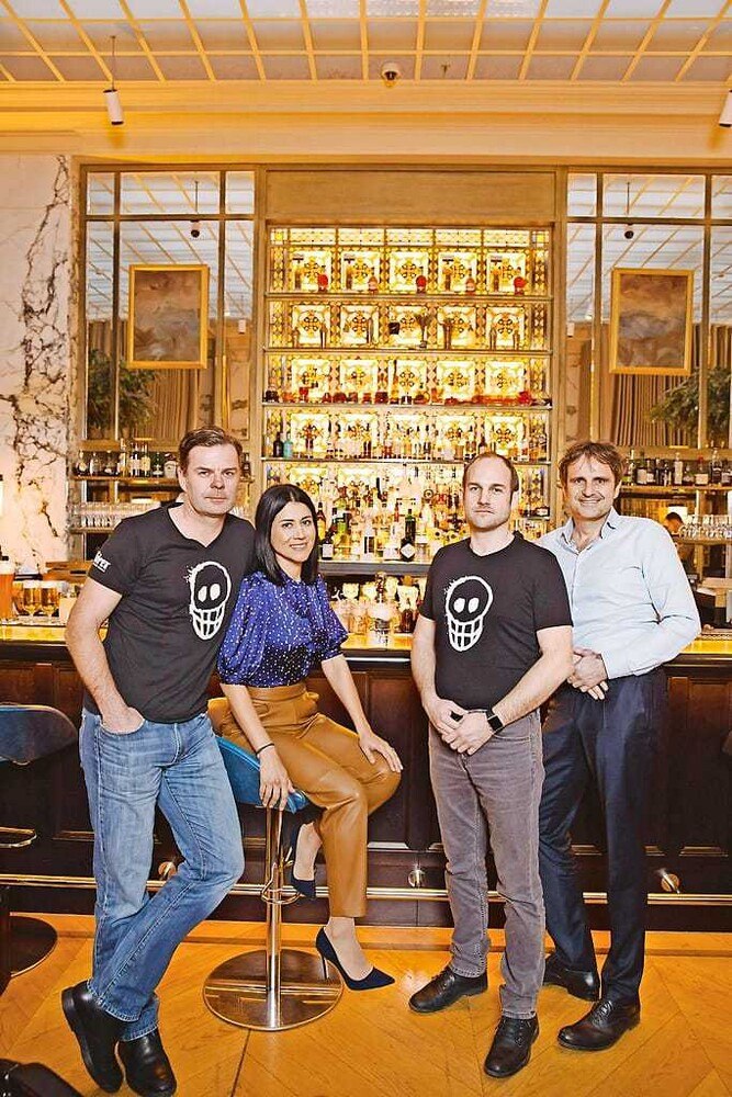 Tequila-Produzent Hans-Peter Eder (links) und seine  mexikanische Frau Adriana mit ihrem Team in der Bar des Park Hyatt in Wien.